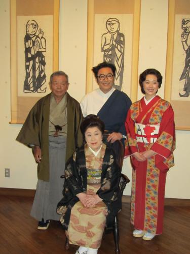 後列（左）から左とん平、コロッケ、熊谷真実、中央は赤木春恵