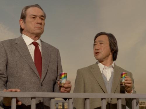 サントリーの缶コーヒー「ボス」のＣＭで教師役に挑戦するトミー・リー・ジョーンズと武田鉄矢