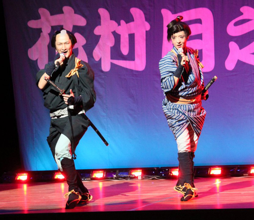 舞台「淋しいのはお前だけじゃない」公開リハーサルに登場し、舞台で歌を披露する中村獅童（左）と草刈民代