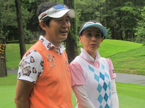 チャリティーゴルフ大会に参加した石田純一、東尾理子夫妻
