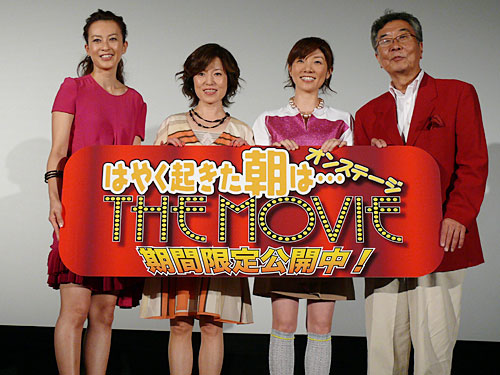 映画「はやく起きた朝は…オンステージ　ＴＨＥ　ＭＯＶＩＥ」の初日舞台あいさつに出席した（左から）森尾由美、磯野貴理、松居直美、三宅恵介監督