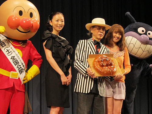 完成披露試写会で、松雪泰子（左）、大沢あかねから「アンパンマンのあんぱん」を贈られて笑顔のやなせたかし氏