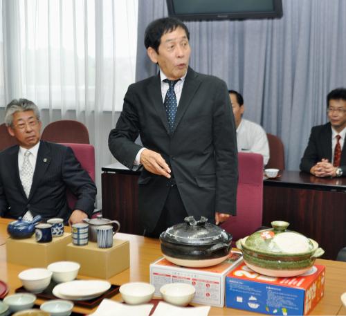東日本大震災の被災者に陶磁器「万古焼」を寄付することになり、三重県庁を訪れた萩本欽一（右）