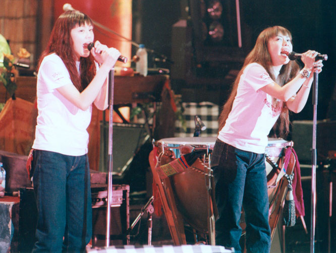 ９８年９月の台湾公演で「アジアの純真」など２０曲を披露したＰＵＦＦＹの吉村由美（左）と大貫亜美