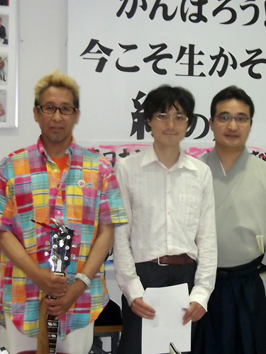 福島原発をテーマにトークショー＆ミニライブを行った（左から）イ・ヨンボ、関学大・朴勝俊准教授、旭堂南陽