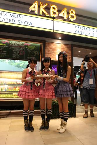 シンガポールに開店したＡＫＢ４８のオフィシャルカフェのオープニングイベントに参加した３人。左から、竹内美宥、島崎遥香、阿部マリア