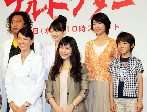 ドラマ「ブルドクター」制作発表に登場した（前列左から）江角マキコ、石原さとみ、青木綾平（後列左から）ブラザートム、志田未来、市毛良枝