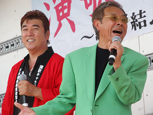 演歌キャラバン隊の復興支援コンサートで歌う北島三郎（右）