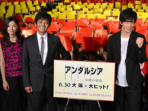 大阪で映画「アンダルシア　女神の報復」の舞台あいさつをした（左から）黒木メイサ、織田裕二、伊藤英明