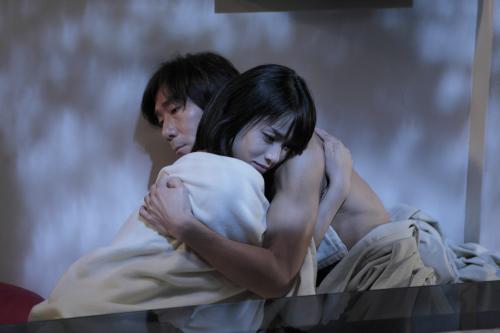 映画「夜明けの街で」の深田恭子と岸谷五朗のラブシーン