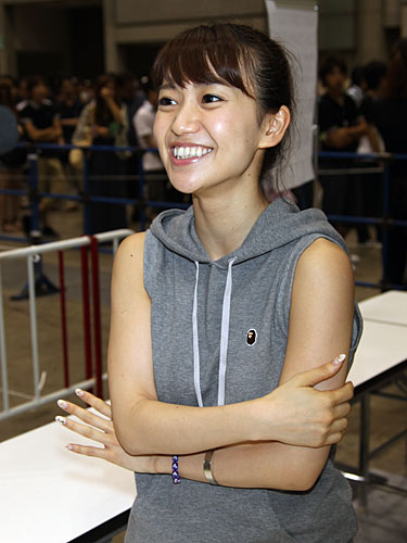 東京ビッグサイトで行われた握手会中にじゃんけん大会開催が発表され、苦笑いの大島優子