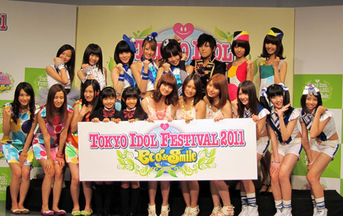 「ＴＯＫＹＯ　ＩＤＯＬ　ＦＥＳＴＩＶＡＬ」に参加する（前列左から）アイドリング！！！、さくら学院、ＴＨＥポッシボー、ＳＵＰＥＲ☆ＧｉＲＬＳ、（後列）東京女子流、ＹＧＡ、腐男塾、バニラビーンズ
