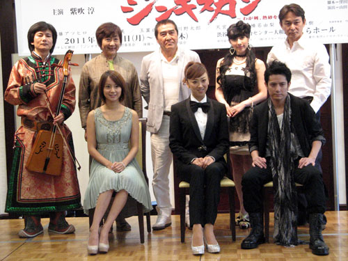 舞台「ジンギスカン」の制作発表会見に出席した（前列左から）鈴木亜美、紫吹淳、佐藤アツヒロら