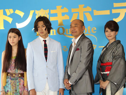ドラマ「ドン★キホーテ」制作発表に登場した（左から）成海璃子、松田翔太、高橋克実、内田有紀