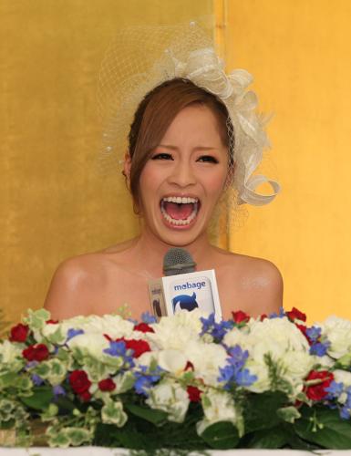 幸せいっぱいの笑顔で結婚を発表する小森純