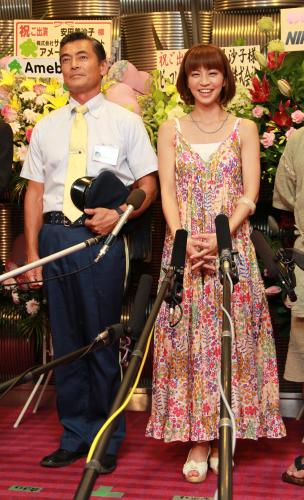 「郵便配達夫の恋」の舞台衣装で会見に臨む安田美沙子（右）と渡辺裕之