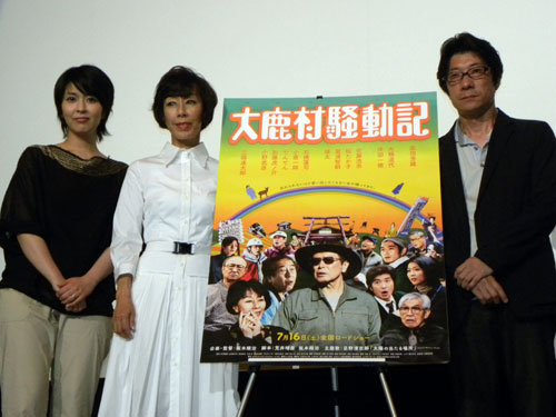 大阪市内で舞台あいさつした（左から）松たか子、大楠道代、阪本順治監督