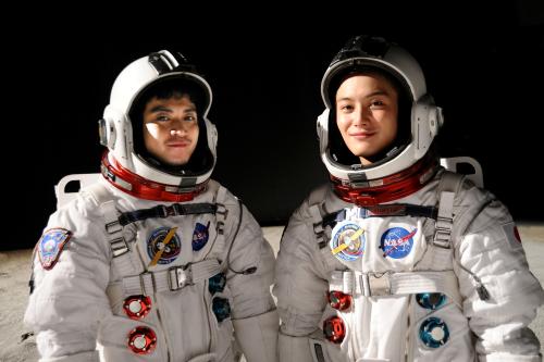 “宇宙旅行”する写真。宇宙服を着た小栗旬（左）と岡田将生