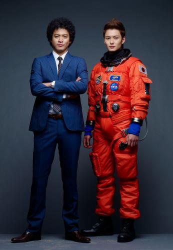 “宇宙旅行”する写真。小栗旬（左）と岡田将生
