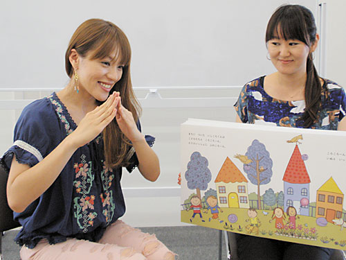 横浜市内で自作の絵本出版記念の読み聞かせイベントを開いた今井絵理子（左）