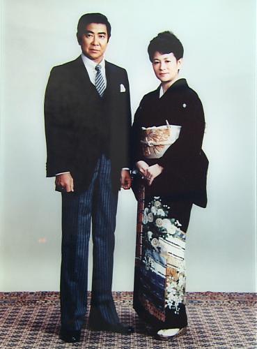１９８５年６月に神田正輝と松田聖子の結婚式の仲人を務めた裕次郎さんとまき子さん