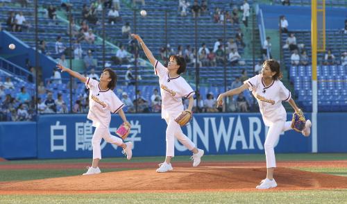 フジテレビ女子アナユニットの「Ｅａｒｌｙ　Ｍｏｒｎｉｎｇ」（左から）生野陽子、中野美奈子、加藤綾子の各アナウンサーが、神宮で行われたヤクルト―中日戦で始球式を行う