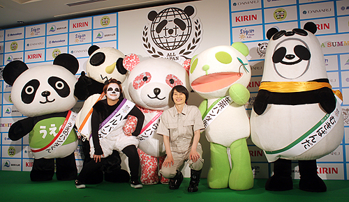 「全日本パンダサミット２０１１」記者発表会に登場し、テーマ曲に合わせて踊る（左から）うえのパンダくん、サイパンだ！、近藤春奈、さくらパンダ、箕輪はるか、生茶パンダ先生、むきぱんだ