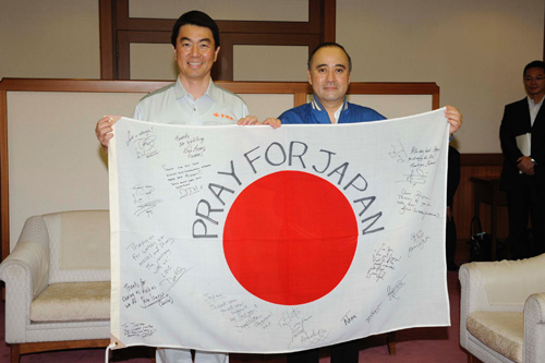 ハリポタ出演者が被災地に送った応援メッセージ入りの日本国旗