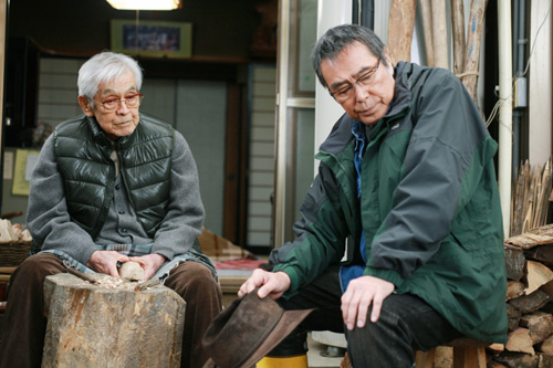 上映中の映画「大鹿村騒動記」が原田さん（右）の遺作となった。左は三国連太郎