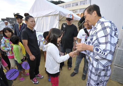 被災者慰問のため石巻市内の避難所を訪れ、子どもと握手する桂三枝