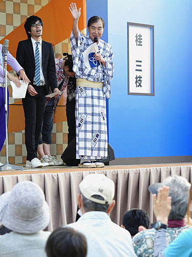 【画像・写真】桂三枝　避難所訪問、トラック荷台で落語披露