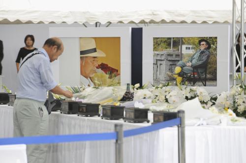 【画像・写真】原田芳雄さん葬儀　石橋蓮司号泣「これは冗談だと言ってほしい」