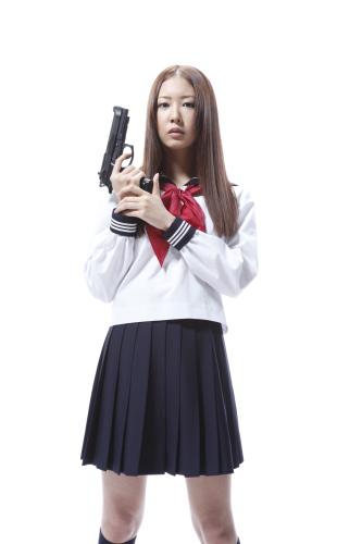 映画「アサシン」のヒロイン役でセーラー服に拳銃を持つ岩田さゆり