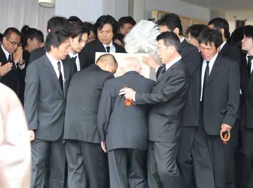 故・原田芳雄さんの告別式で大勢の俳優に抱えられ出棺された