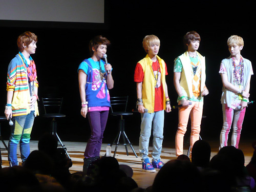 神戸でイベントを開いたＳＨＩＮｅｅ。（左から）オンユ、ジョンヒョン、テミン、ミンホ、キー