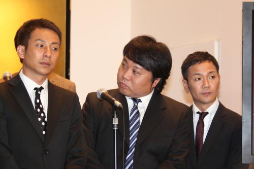 「ＴＨＥ　ＭＡＮＺＡＩ　２０１１」の記者会見に臨む、（左から）「我が家」の坪倉由幸、杉山裕之、谷田部俊