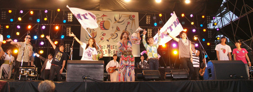 イベント最後に、矢井田瞳（前列左から４人目）ら出演者が「上を向いて歩こう」をセッションした