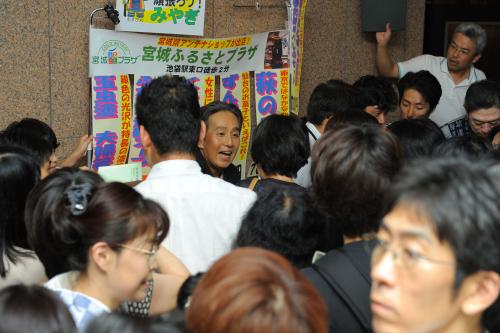 【画像・写真】チャリティー歌舞伎に俳優１５０人…勘三郎ら売店手伝い