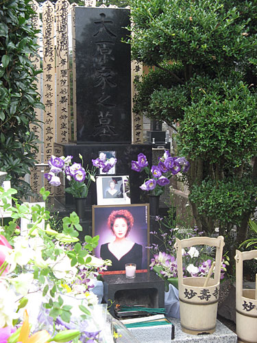 大原麗子さんの墓前には遺影が置かれ、高倉健から届けられた線香もたかれた