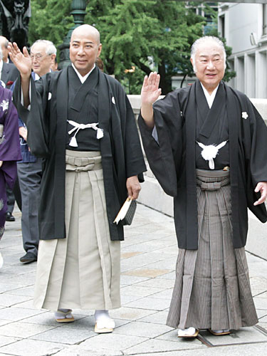日本橋を練り歩く坂田藤十郎（右）と市川団十郎