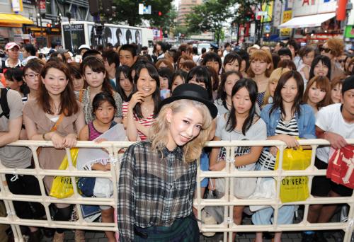 【画像・写真】加藤ミリヤ　１０９前でベスト盤ＰＲ「買ってねえ～」