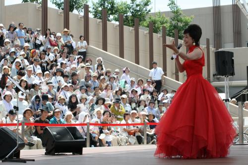 ３２年ぶりに歌唱キャンペーンイベントを行った、小林幸子