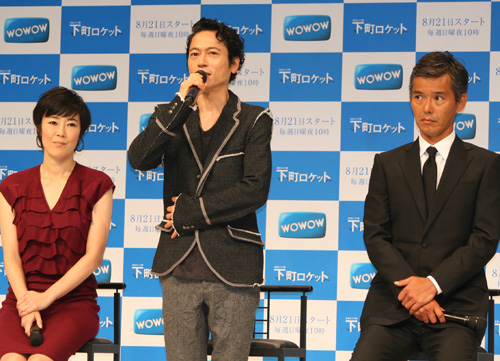 連続ドラマＷ「下町ロケット」の製作発表会で取材に応じる（左から）寺島しのぶ、三上博史、渡部篤郎