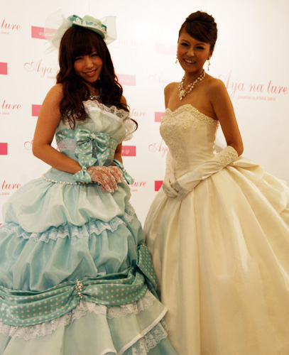 ウェディングドレス「アヤ・ナ・チュール」の新作発表会見に出席したＡＫＢ４８の河西智美（左）と酒井彩名