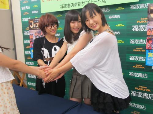 写真集発売記念握手会を開いたモーニング娘。（左から）高橋愛、譜久村聖、生田衣梨奈