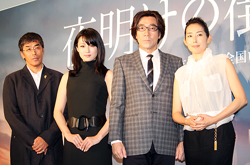 映画「夜明けの街で」完成報告会見に登場した（左から）若松節郎監督、深田恭子、岸谷五朗、木村多江