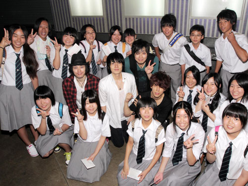 仙台の中学生と記念撮影をするｆｌｕｍｐｏｏｌのメンバー