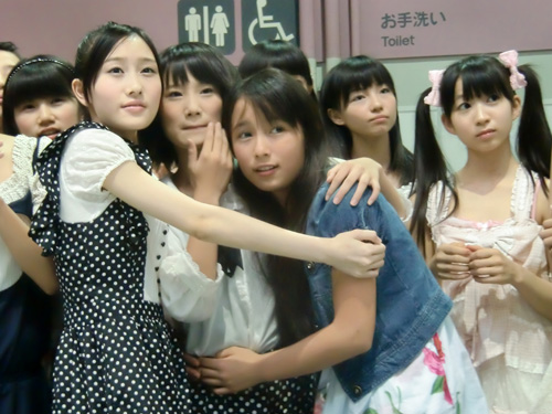 ２ｎｄシングルの選抜メンバーに選ばれた、２期生の（前列左から）矢倉楓子、城恵理子、與儀ケイラ