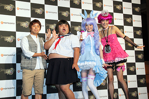 イベントに登場した（左から）響の小林優介、長友光弘、道重さゆみ、岡本夏生