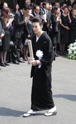 佐々木力氏告別式で位牌を持つ喪主の萬田久子